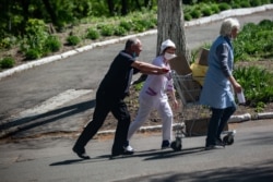 Медичні працівники везуть коробки з одного корпусу лікарні у інший