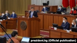 Президент Сооронбай Жээнбеков во время выступления в Жогорку Кенеше, 30 июня 2020 г.