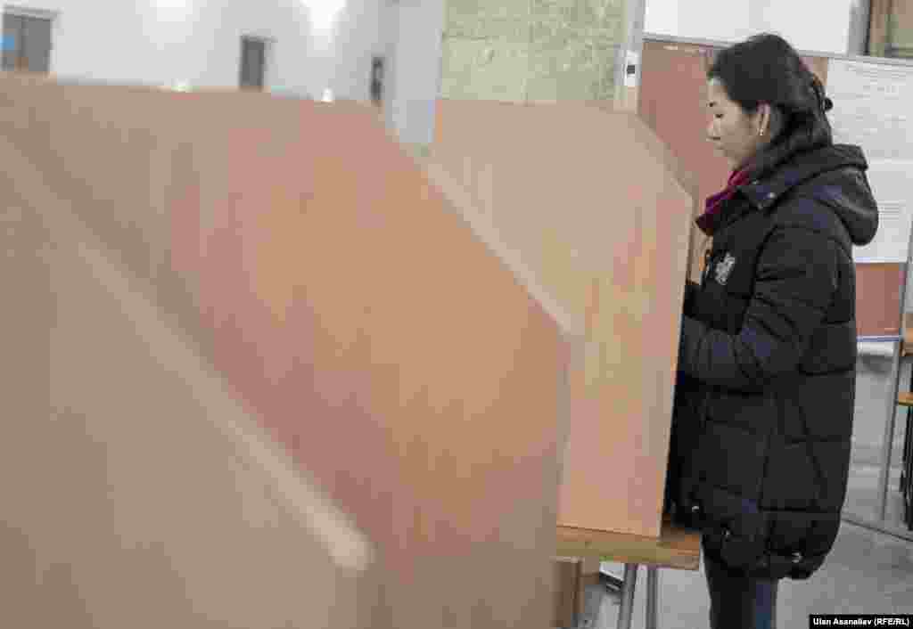 Добуш берип жаткан аял.&nbsp;