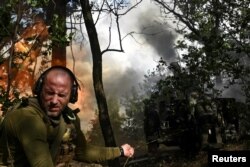 Боец 110-й отдельной бригады войск территориальной обороны ВСУ ведет огонь из гаубицы на передовой в Запорожской области, 16 июня 2025 года