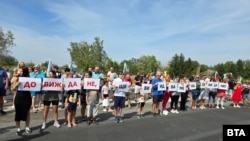 Протестиращи блокират пътя София - Русе край село Ясен в знак на протест срещу безводието в Плевенско, 7 септември.