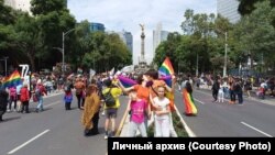 Евгения и Талия с детьми во время гей-парада в Мехико, Мексика, 2024 год