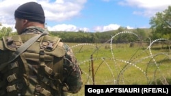 С самого утра все подъездные дороги к селам Хурвалети, Цителубани и Орчосани были перекрыты усиленными кордонами грузинской полиции. Вооруженные силовики впускали в села только местных жителей, да и то после тщательной проверки