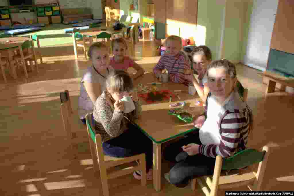 Чайна церемонія. Дівчата насолоджуються &laquo;спокоєм і тишею&raquo;, поки хлопці &laquo;божеволіють&raquo; у сусідній кімнаті