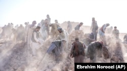  افغان رضاکاران د ۲۰۲۳ کال د اکتوبر په ۱۱مه په هرات ولایت کې د زنده جان په ولسوالي کې له زلزلې وروسته د ژغورنې هڅې کوي-ارشیف