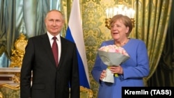 Президент Росії Володимир Путін приймає канцлерку Німеччини Ангелу Меркель у Кремлі в Москві. 20 серпня 2021 року. У березні 2022 року Меркель відмовилася приїхати у Бучу, щоб побачити на власні очі звірства російської армії в Україні.