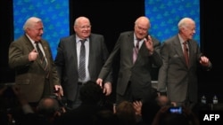 از راست: جیمی کارتر، فردریک دکلرک، میخائیل گورباچف، و لخ والسا در نشست برندگان جایزه صلح نوبل در شیکاگو در آوریل ۲۰۱۲