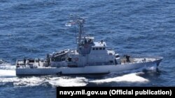 Катер «Старобільськ» (P 191) типу Island ВМС ЗСУ під час маневрів у морі