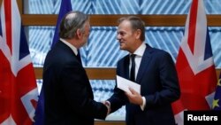 Еврошаркеттеги Британиянын элчиси Тим Барроу катты Еврокеңештин төрагасы Дональд Тускка тапшырды. 