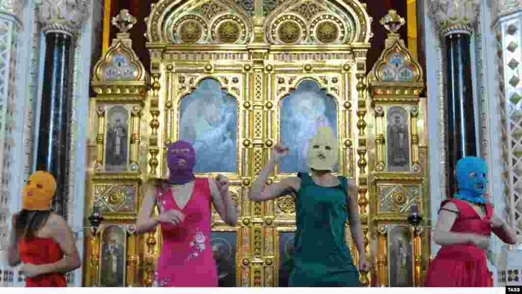 Акция Pussy Riot в московском Храме Христа-спасителя, 21 февраля 2012 года
