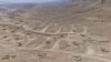 Місце масового поховання в пустелі поблизу міста Думайр на сході Сирії – знімок з дрона 