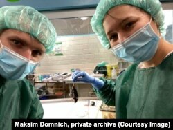 Максім падчас працы з калегай, фота з прыватнага архіву героя