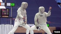 حضور پنج ورزشکار امريکايی در مسابقه های جايزه بزرگ شممشير بازی در کيش با اعتراض مقام های فدارسیون شمشیربازی مواجه شد