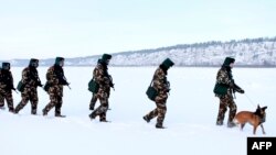 Кытайдын чек арачылары Хэйлунцзян провинциясынын Орусия менен чек арага жакын аймагында, 12-декабрь 2016-жыл.