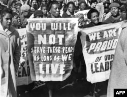 Демонстрація перед судом у Преторії, який 12 червня 1964 року засудив Нельсона Манделу і ще кількох діячів до довічного ув’язнення