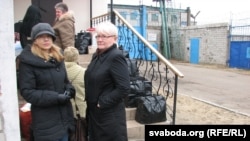 Жонка Бяляцкага Натальля і сястра Вольга прыехалі на першае спатканьне з Алесем у Бабруйскую калёнію