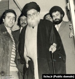 احمد خمینی (راست) در کنار آیت‌الله طباطبایی قمی