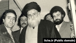 آیت‌الله طباطبایی قمی (وسط) در کنار احمد خمینی (راست)