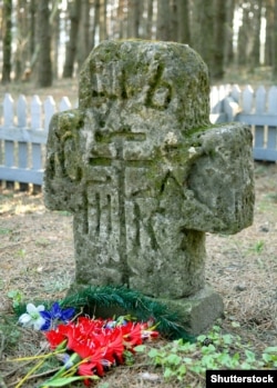 Старий кам’яний хрест на території Національного історико-меморіального заповідника «Поле Берестецької битви», відомого також як «Козацькі могили». Село Пляшева, Радивилівський район, Рівненська область