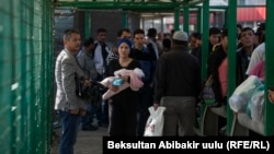 2017-жылы эки өлкөнүн чегинде автоунаалар менен карайым элдин узун кезеги тизилген эле. «Акжол» өткөрмө бекети, 13-октябрь, 2017-жыл.