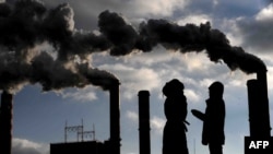 مطبوعات و رسانه‌های آمریکا در اوایل دهه ۱۹۷۰ میلادی مطالب متعددی را در مورد احتمال سردشدن جو کره زمین و وقوع شرایط فاجعه بار تحت تاثیر آن منتشر کردند. در حالیکه اکنون بسیاری از دانشوران محیط زیست این فرضیه را رد می‌کنند. 