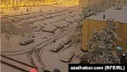 Türkmenistanyň paýtagtynda howanyň temperaturasy gündiz -7 gradusa çenli aşaklady. Gije bolsa -18 gradusa çenli sowugyň bolmagyna garaşylýar.