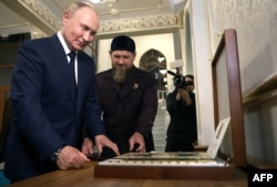 Ramzan Kadırov Vladimir Putinge onıñ Groznıy ziyareti vaqtında Quran köstere, 2024 senesi avgust 20 künü