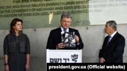 Президент України Петро Порошенко з дружиною Мариною під час відвідування Меморіального комплексу Голокосту «Яд-Вашем» і Праведники народів світу в рамках офіційного візиту до Ізраїлю, 21 січня 2019 року