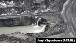 Сүрөттө: карьерге топтолгон сууну насостор менен анын сол тарабындагы аңга тартып чыгарышууда. 