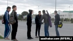 Студенты Ашхабада, сентябрь 2017 (архивное фото)  