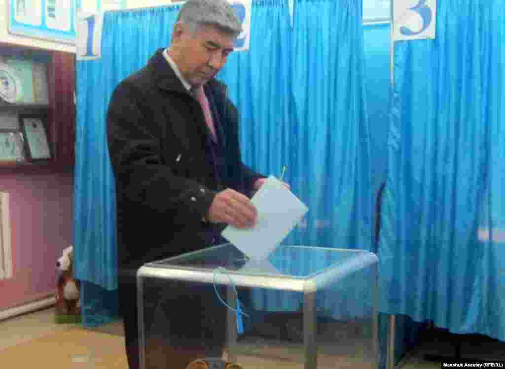 Сопредседатель оппозиционной Общенациональной социал-демократической партии Жармахан Туякбай голосует на избирательном участке № 311, Алматы.