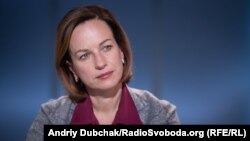 За словами міністра, на двох КПВВ у «Щасті» й «Золотому» будуть відкриті центри обслуговування, де будуть присутні працівники Пенсійного фонду, щоб спростити можливість людей отримати пенсію