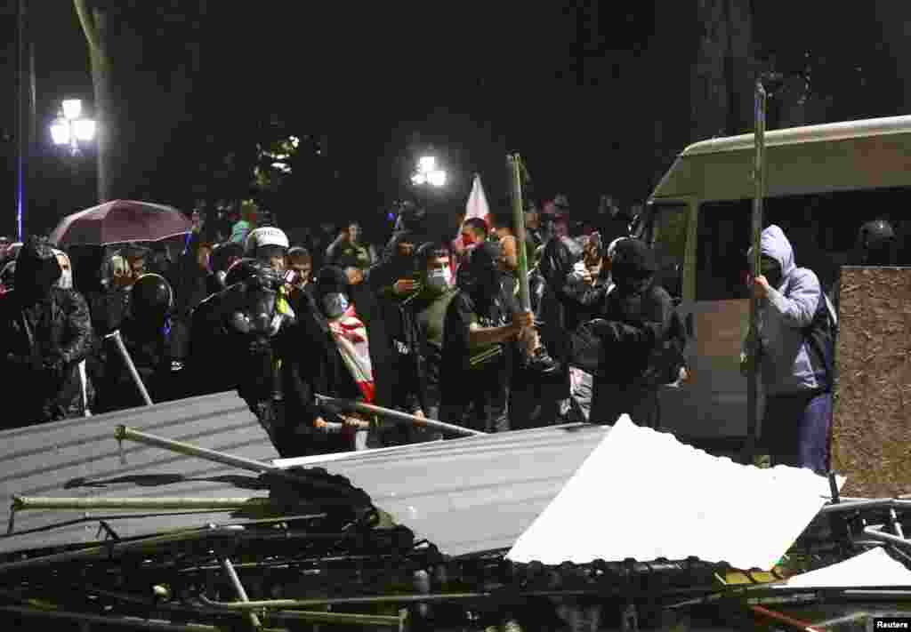 Протестувальники облаштовують барикади з парканів та будівельних матеріалів з вулиці