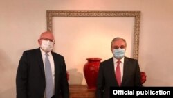Министр иностранных дел Армении Зограб Мнацаканян (справа) и заместитель госсекретаря США по европейским и евразийским делам Филип Рикер, 23 октября 2020 г.