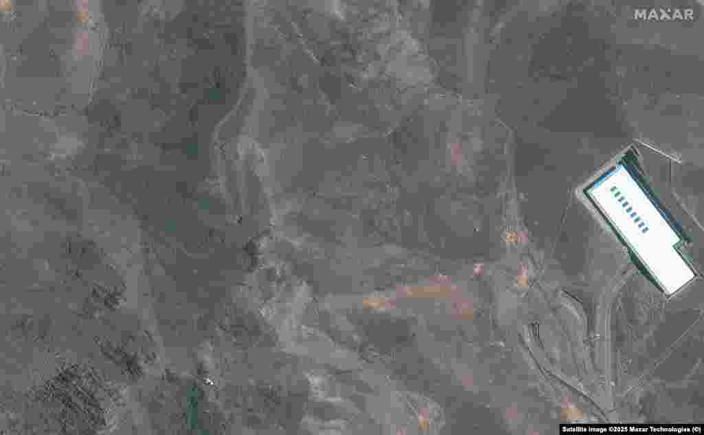 در تصاویر گرفته شده پس از حملات، آسیب‌های وارده و آتش‌سوزی‌ها بر روی تپه‌ای در مجتمع فردو قابل مشاهده است.