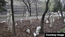 Інсталяція Марії Куликівської «Армія клонів» в «Ізоляції» в Донецьку (http://tisk.org.ua/)