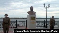 Памятник Иосифу Сталину на набережной Оби в Сургуте. 15 сентября 2016 года.