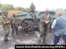 Українські силовики, що проводять спецоперацію, на виїзді з Мукачевого, 13 липня 2015 року