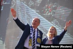 اینجه و همسرش در جمع هواداران