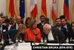 از راست: محمدجواد ظریف، فدریکا موگرینی و هلگا اشمیت؛ موگرینی و معاونش نقشی محوری در پیشبرد و اجرای برجام داشتند.