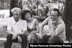 Са старэйшым братам Яўгенам і пляменьніцай