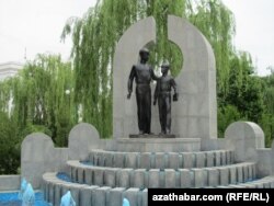 S.Nyýazowyň doganlaryna bagyşlanan monument