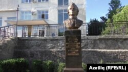 Карасубазар район хакимияте бинасы янында Суворов сыны