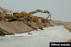 “Altyn asyr kölüne” suw eltjek kanallardan biriniň gurlyşygy. Garagum çöli, iýul, 2010.