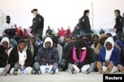 دریای مدیترانه از مهم‌ترین مناطقی‌ست که هزاران مهاجر غیرقانونی سوار بر قایق‌های قاچاقچیان انسان، تلاش می‌کنند از طریق آن خود را به اروپا برسانند. (در تصویر: گروهی از مهاجران مسلمان آفریقایی که چند روز پیش از رخداد روز شبنه، در جدالی لفظی با مهاجران مسیحی، آنها را به دریا انداختند)