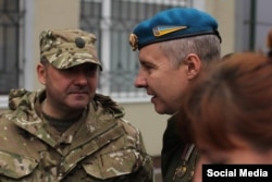 Командир «Грін» – Вадим Ваврищук, позивний «Грін» (праворуч), капітан 122-го окремого аеромобільного батальйону