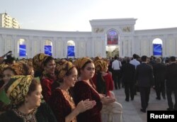 Dünýäniň iň ýapyk we azat metbugatyň berk çäklendirilýän ýurtlarynyň biri Türkmenistanda ilatyň dürli meselelere bolan garaýyşlaryny mälim etjek garaşsyz pikir soralyşyklar geçirilmeýär