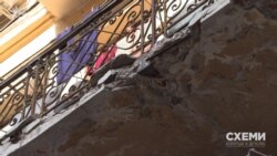 Уламки бетону з будівлі час від часу падають згори