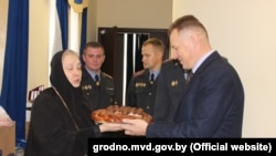 Ігуменьня Гаўрыіла частуе сілавікоў у лістападзе 2020 году