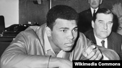 1967 йилда армияда хизмат қилишдан бош тортиши ортидан Муҳаммад Али чемпионлик камаридан махрум этилди.